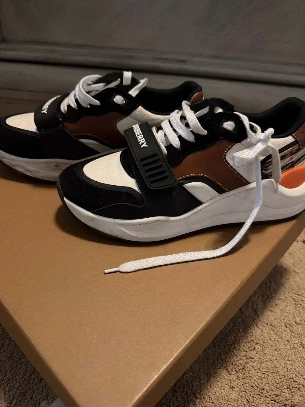 靴/シューズ 【】BURBERRY LOW TOP SNEAKER UK6 ブラック/ホワイト